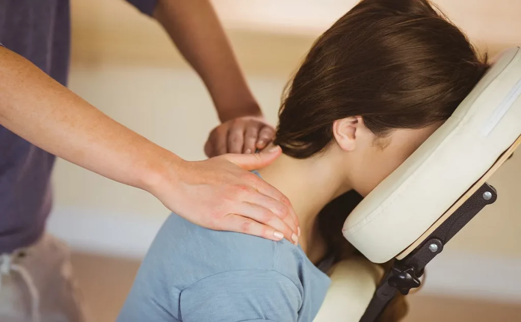 Chaise de massage : 7 avantages des massages assis en institut