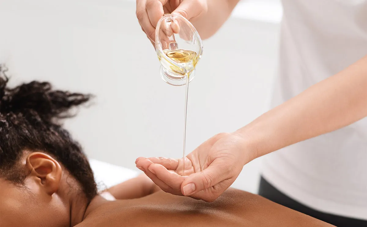Les 7 avantages d'avoir des huiles de massage neutres dans votre institut